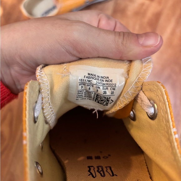 Low top yellow Converse - Picture 2 of 3